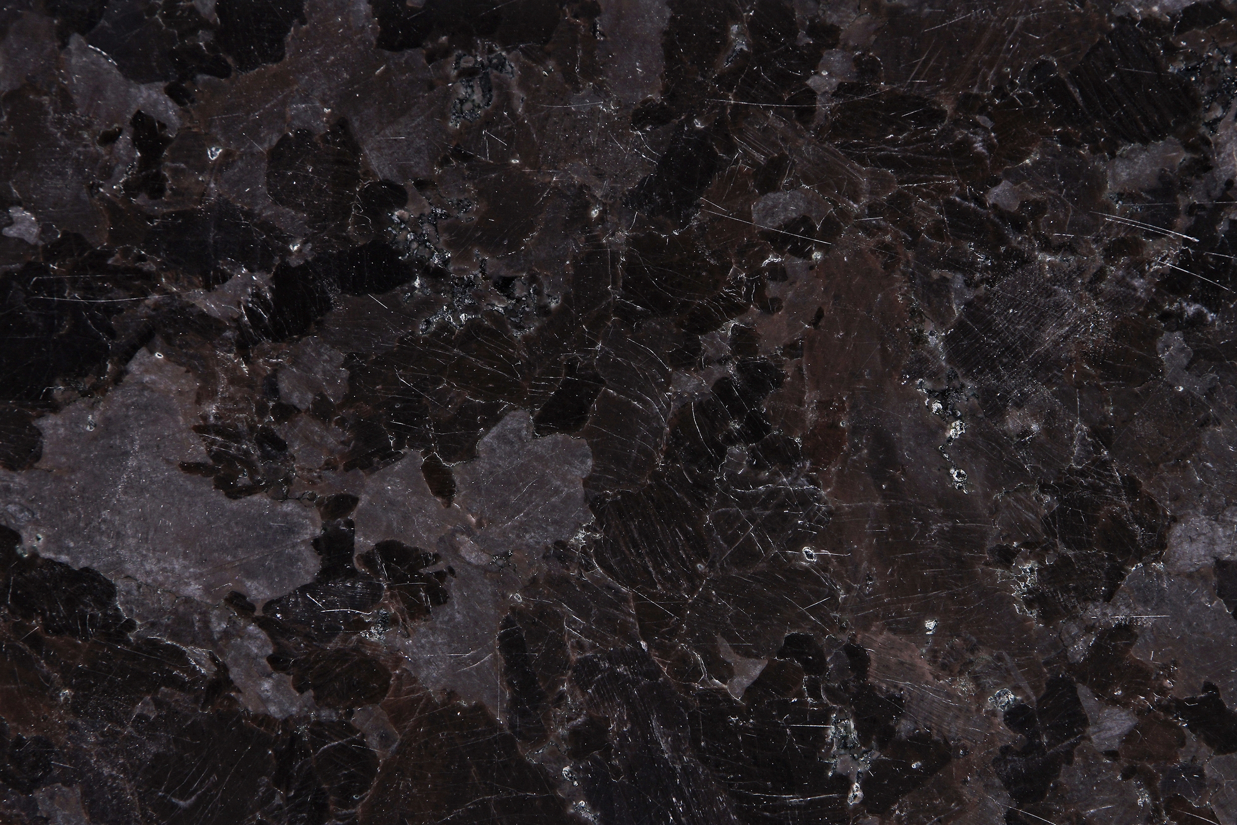 Cantera propia ubicada en Angola. Granito de color marrón muy oscuro, de grano grande y reflejos cristalinos que lo dotan de un brillo único.