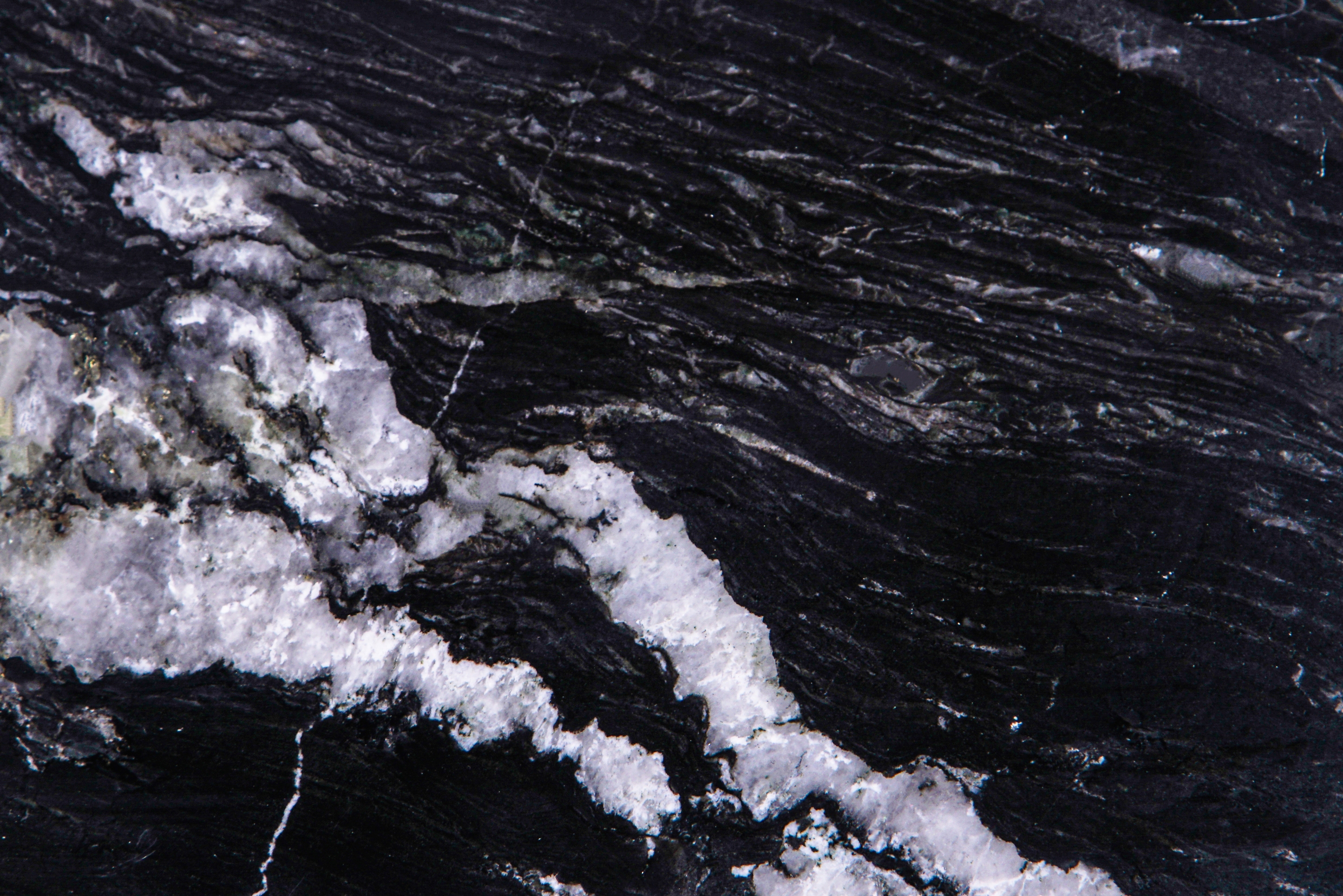 Procedente de una de nuestras canteras de Angola, esta variante de nuestra cuarzita Belvedere, se caracteriza por la pureza de sus vetas blancas onduladas y la intensidad de su fondo negro.